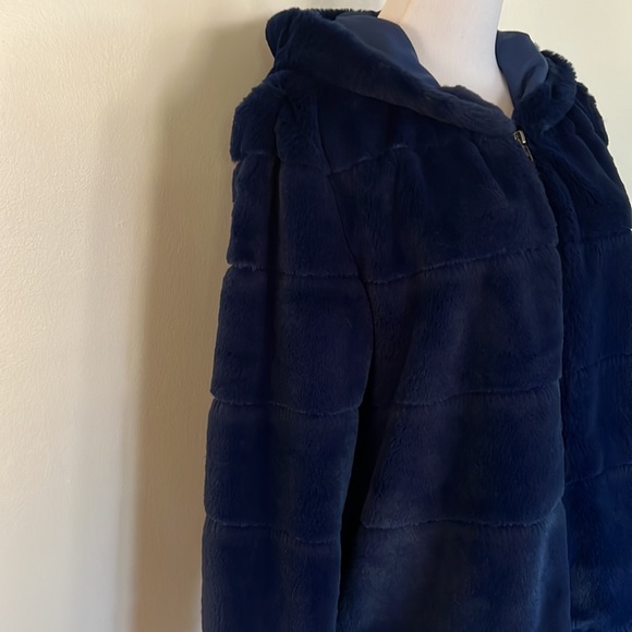 NWT Christian Siriano fun 🤩 cobalt blue hooded faux fur jacket. - Picture 2 of 7